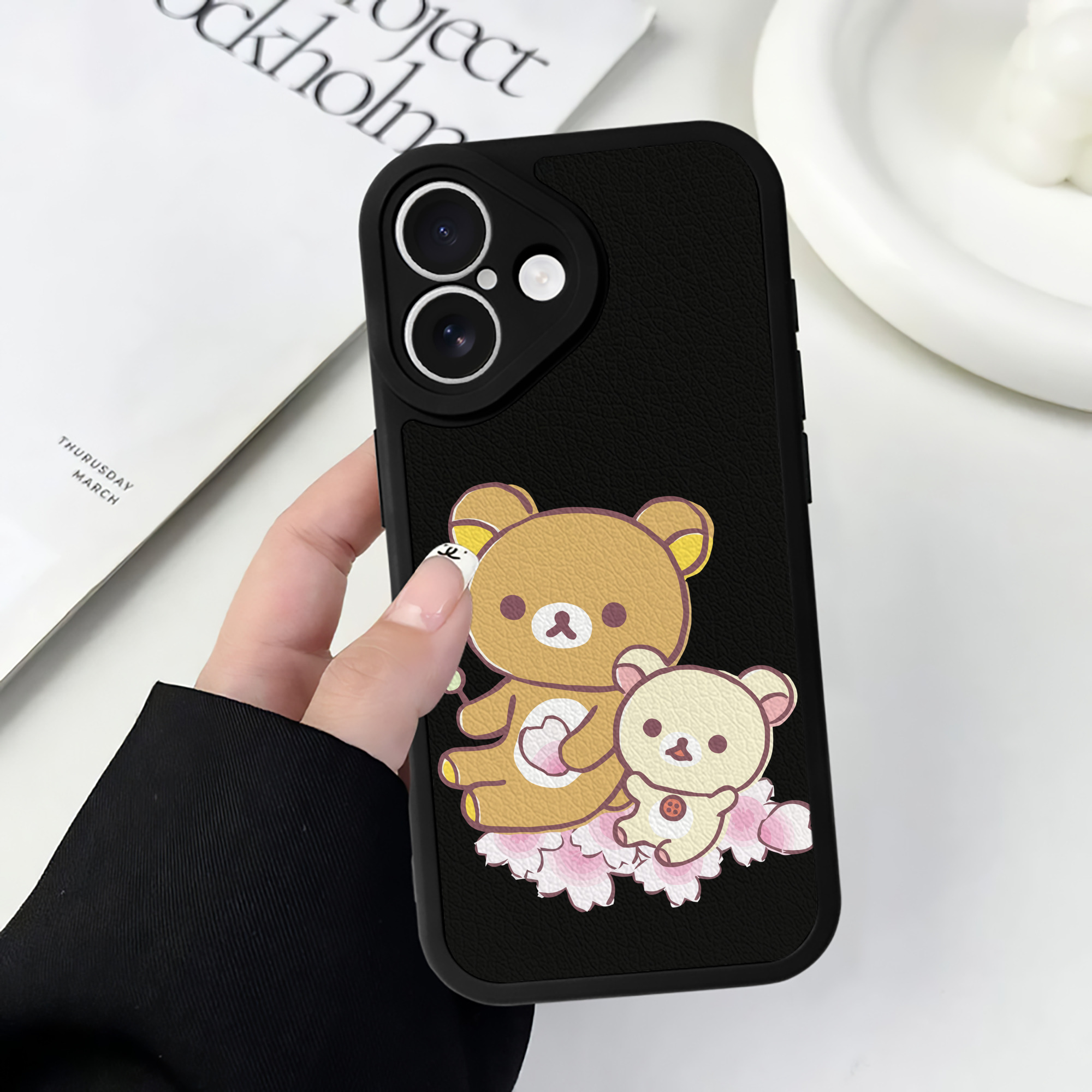 （画像用） リラックマ リラックマ キイロイトリ Rilakkuma Korilakkuma Kiiroitori 【iPhone 16シリーズ対応】シリコンスマホケース（レザー調） 材質：シリコン